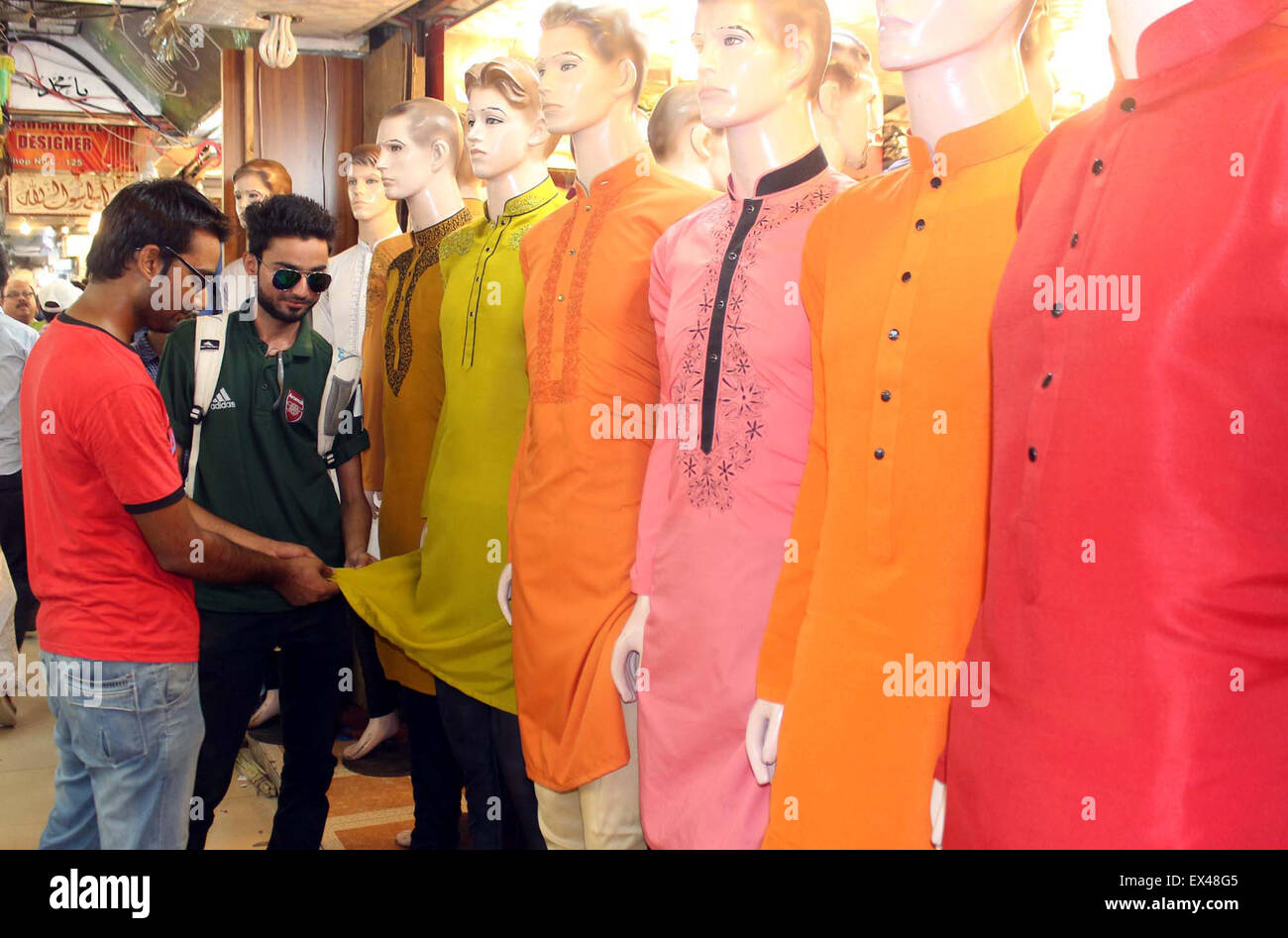 Bewohner von Karachi sind beschäftigt in shopping Kleidung bei der Ankunft des Eid-Ul-Fitar voraus am 18. Juli auf den Mond Blick nach islamischen Kalender am Montag, 6. Juli 2015 erwartet. Stockfoto