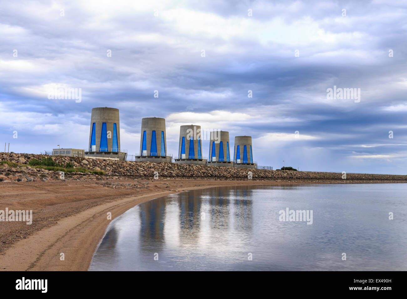 Wasserkraft-Turbinen bei Gardiner-Staudamm am Lake Diefenbaker, Saskatchewan, Kanada. Stockfoto