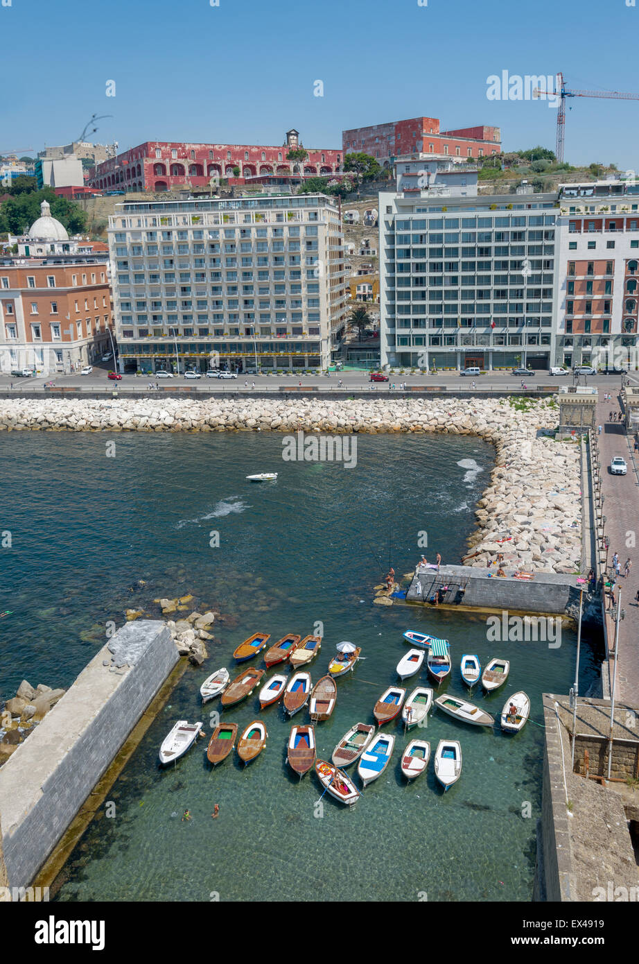 Neapel, Italien - Juli 3:View von der berühmten Borgo Marinari von Neapel, antike Stadt der Fischer, jetzt Touristenhafen mit lokalen restau Stockfoto