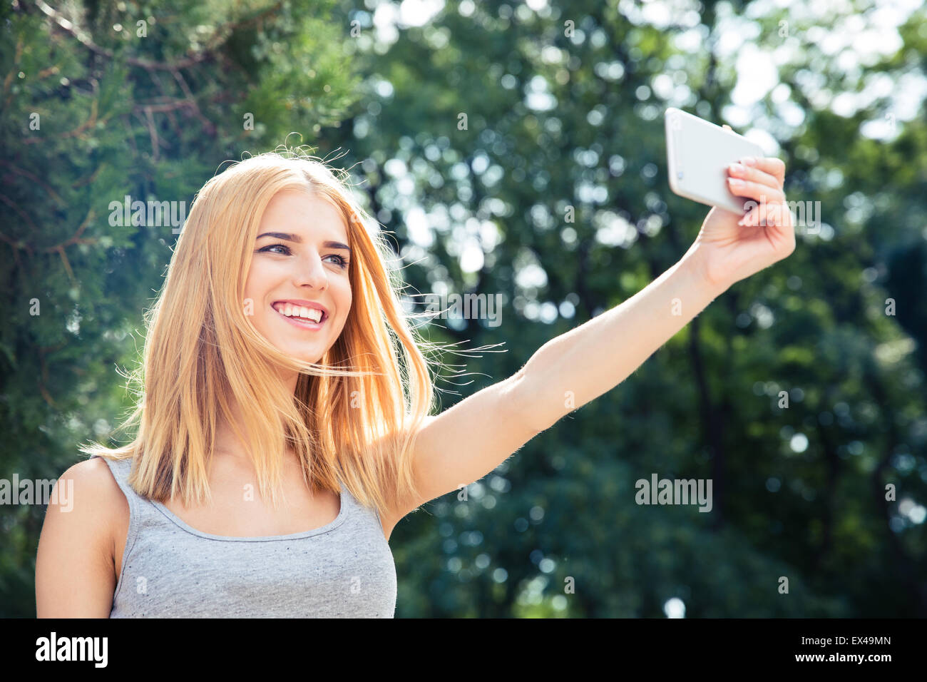 Glückliche junge Frau Selfie Foto im freien Stockfoto