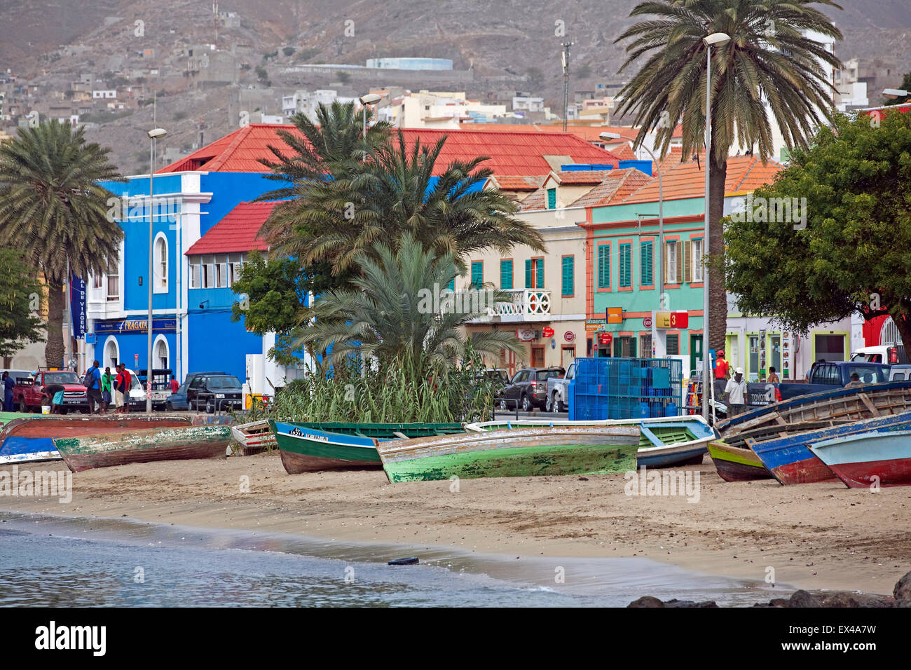 Angelboote/Fischerboote am Strand entlang der alten kolonialen Altstadt der Stadt Mindelo auf São Vicente, Kap Verde, Afrika Stockfoto
