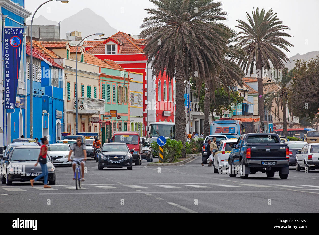 Verkehr und Geschäfte in der alten kolonialen Altstadt der Stadt Mindelo auf der Insel São Vicente, Kap Verde, Westafrika Stockfoto