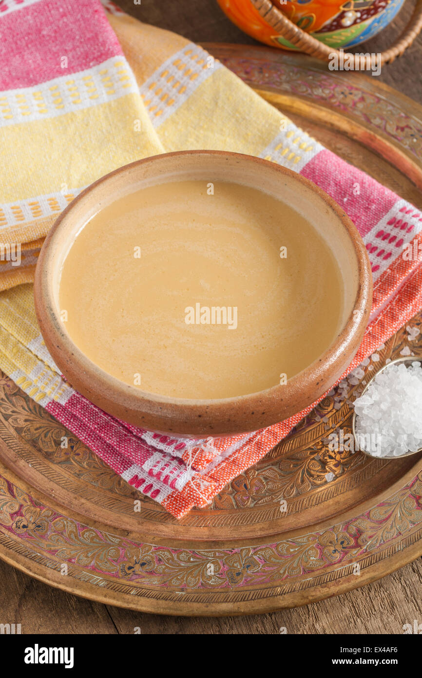 Tibetan Yak-Butter Tee oder po Cha eine Mischung aus Schwarztee Yak-Butter und Salz Stockfoto