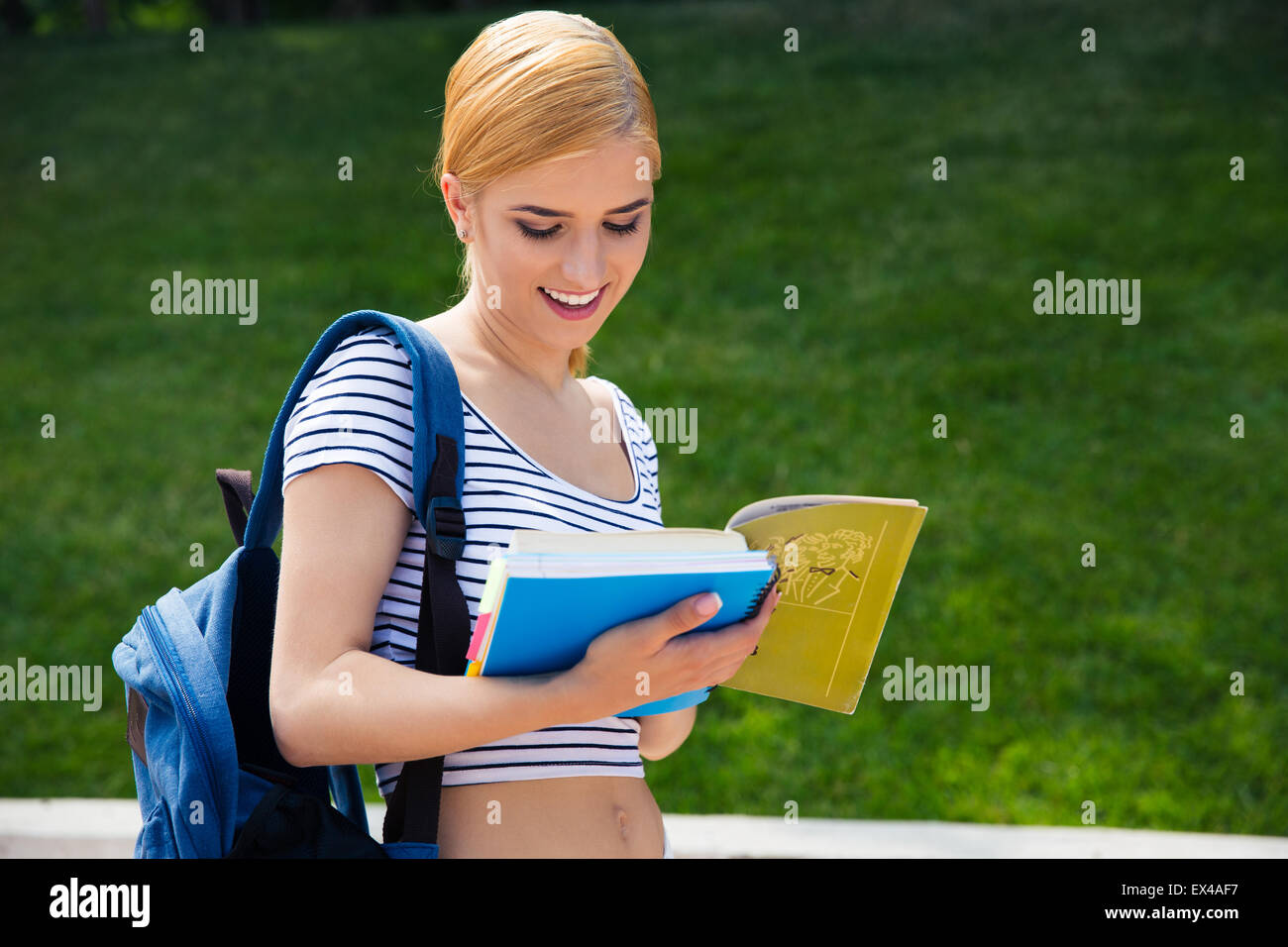 Glückliche Studentin Buch im freien Stockfoto