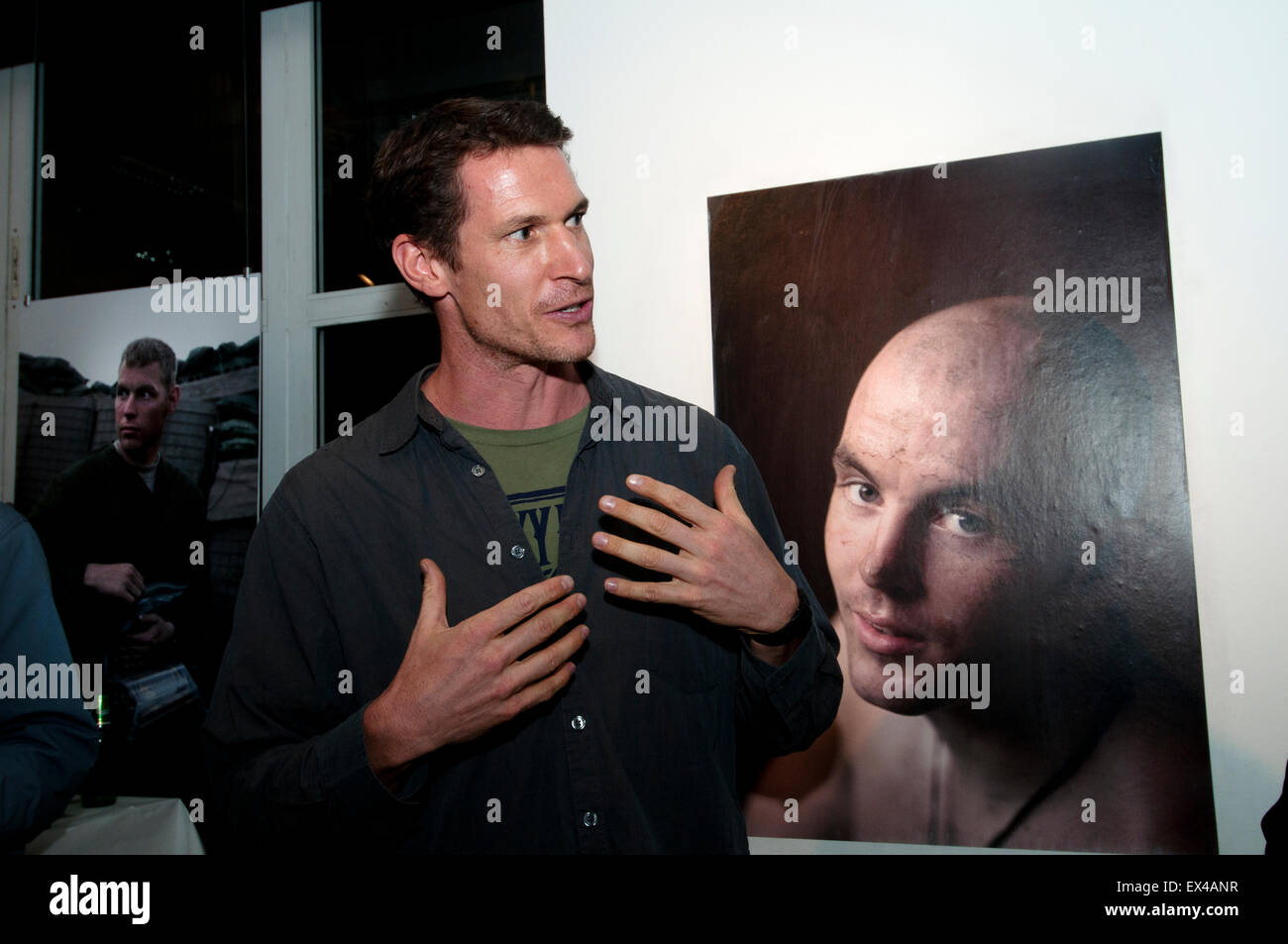 Host-Galerie. London. Tim Hetherington spricht bei der Vorstellung seines Buches Ungläubiger. Oktober 2010. Stockfoto