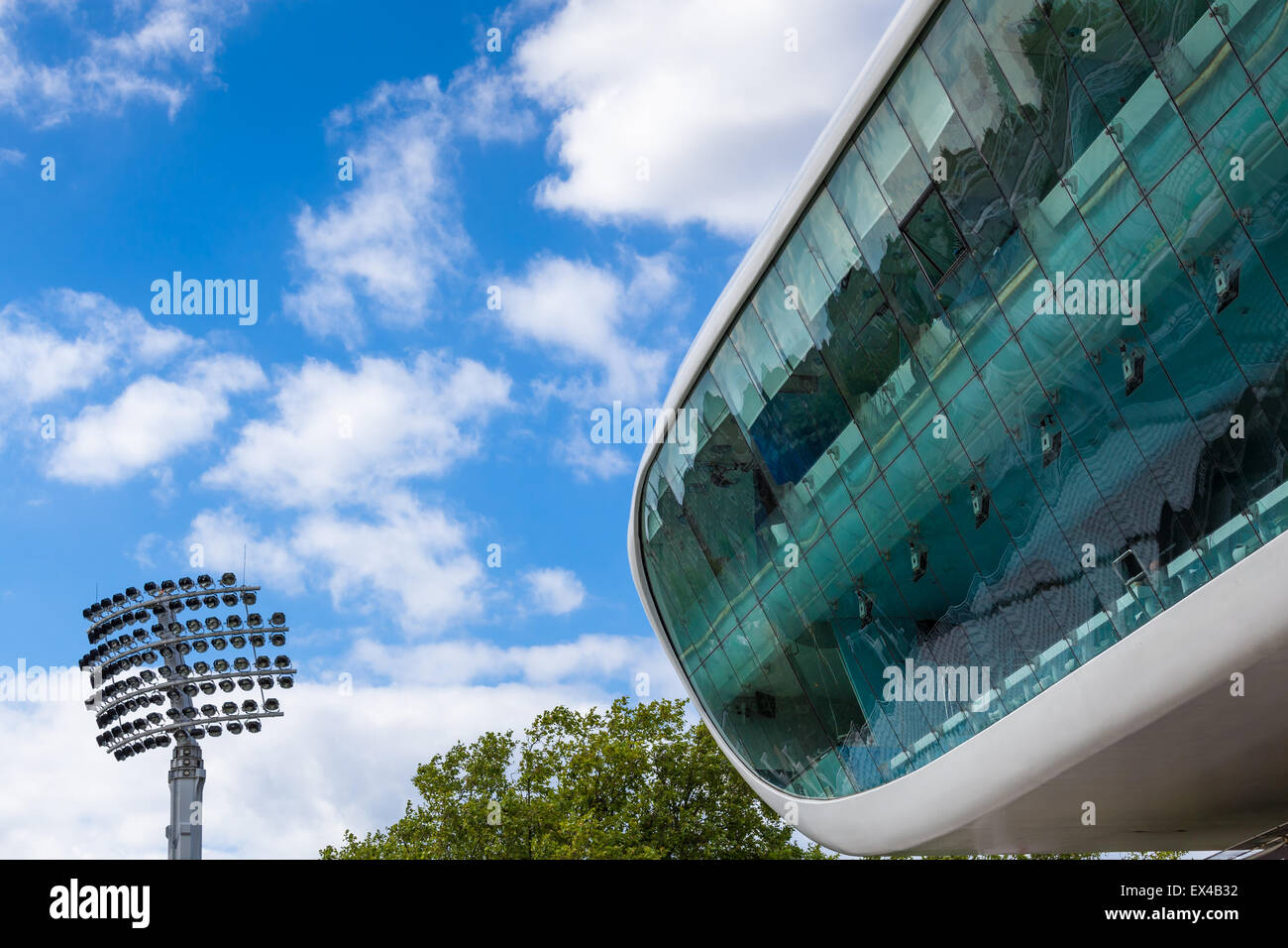 Blick auf Mediacenter und Flutlicht im Kindergarten Ende des Lords Cricket Ground - London, UK, 27. Juni 2015 Stockfoto