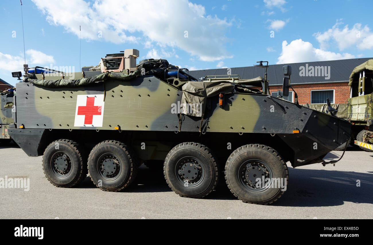 Swiss made Mowag Piranha APC als Krankenwagen Fahrzeug der dänischen Armee. Stockfoto