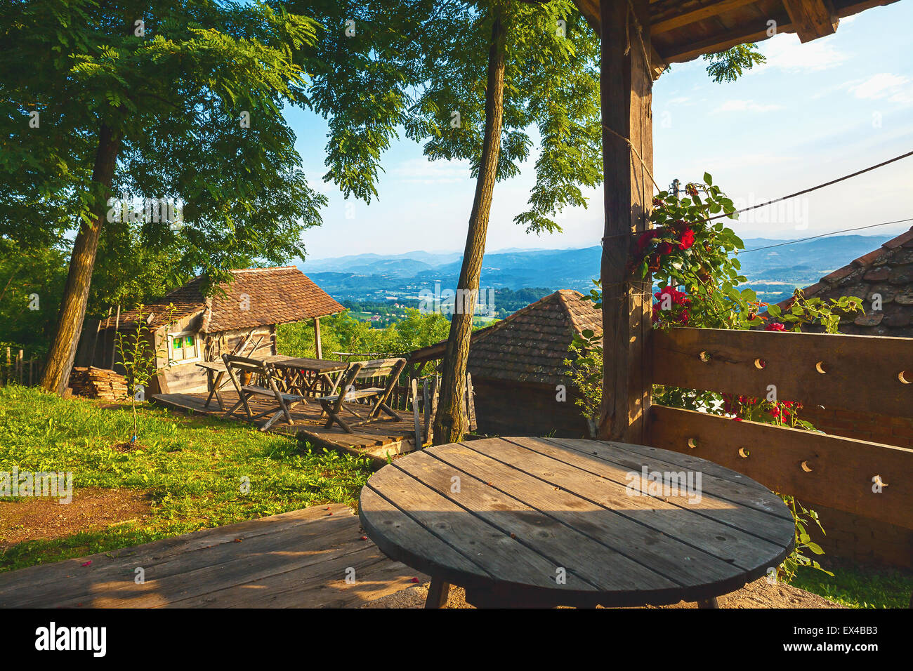 Alte hölzerne Retro-Haushalt, Details eines Gartens mit fantastischen Blick auf die Natur, Sommersaison während des Tages. Stockfoto