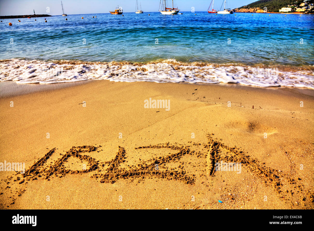 Ibiza-Wort in Sand geschrieben am Strand Resort Meer Küste Küste Urlaub Spanien Santa Eulalia Urlaub Reisen Reise Urlaub Stockfoto