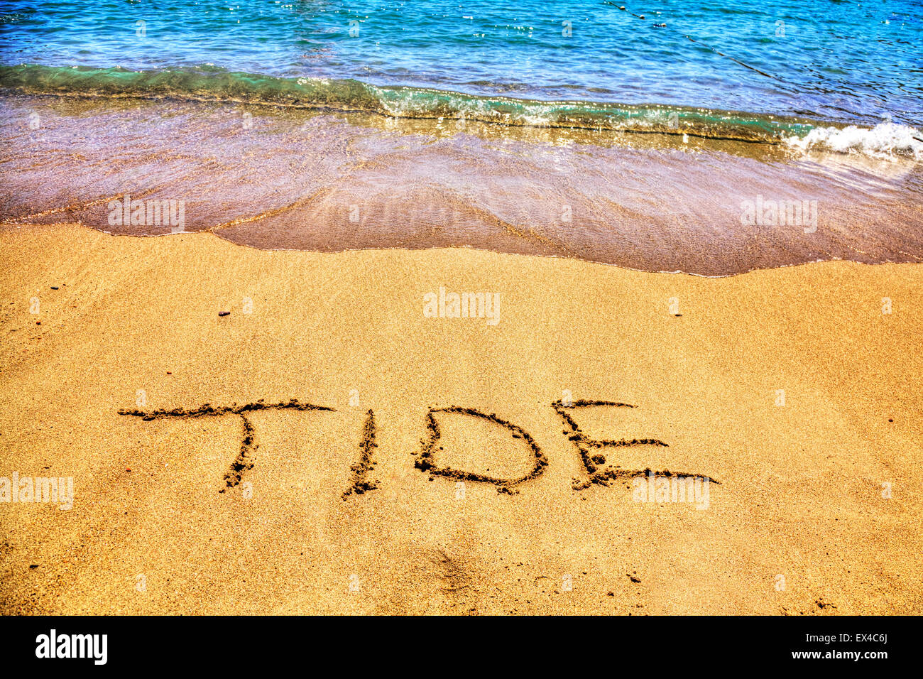Flut-Gezeiten Meere Ozeane Wort in Sand Meer Ozean Linienmarkierung geschrieben am Strand Resort Meer Küste Küste Urlaub Wochenende Stockfoto