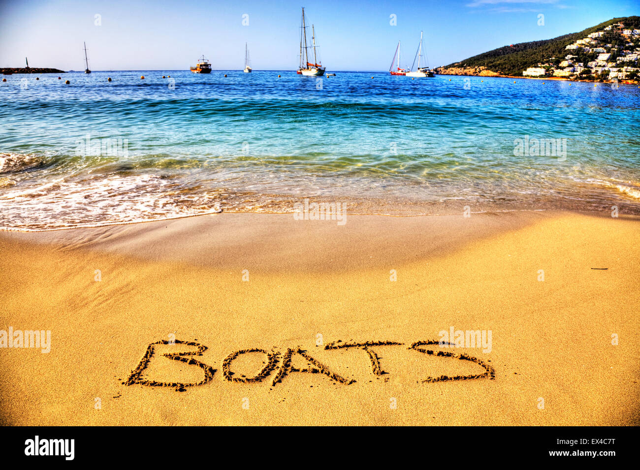 Boote Boot Bootfahren Wort in Sand geschrieben am Strand Spaß resort See Küste Küste Urlaub Ferien Reisen Reise Urlaub Ibiza Stockfoto