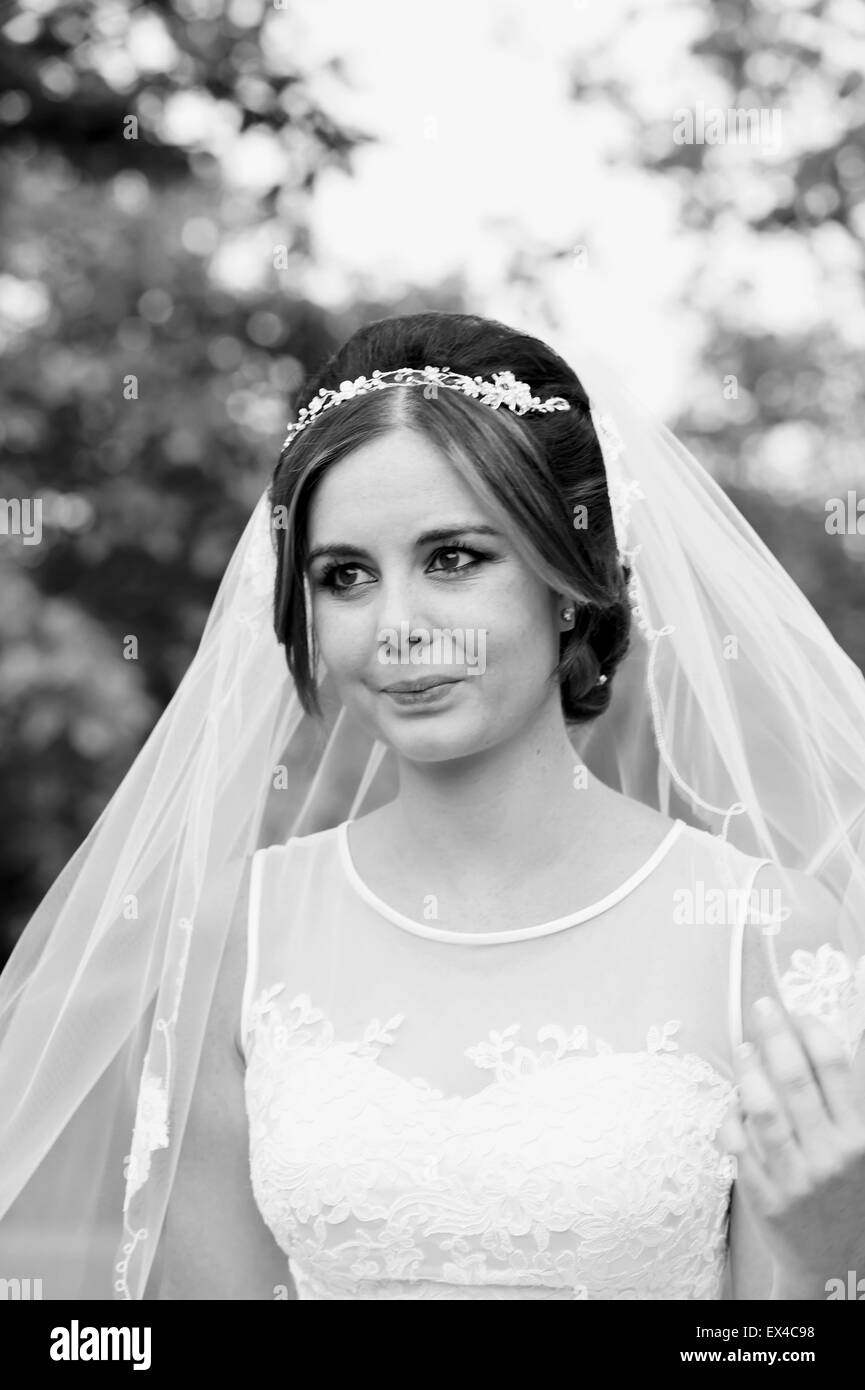 Schöne junge Frau Braut im weißen Kleid und Schleier am Tag ihrer Hochzeit Stockfoto