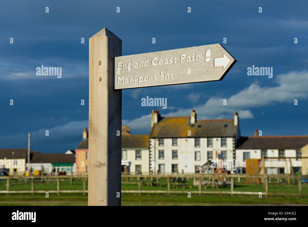 Wegweiser für den Küstenpfad im Dorf Allonby, West Cumbria, England UK Stockfoto