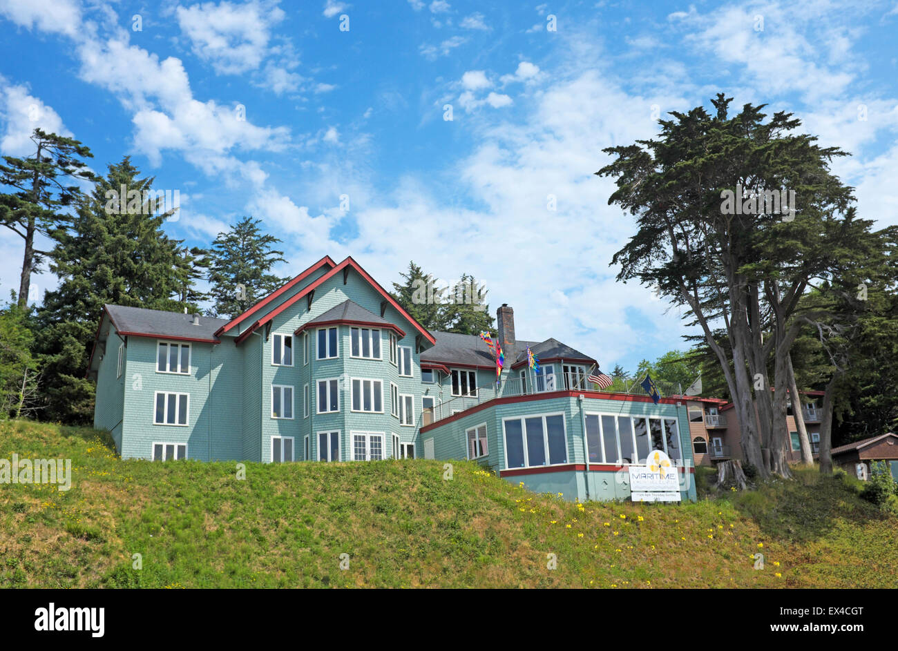 Die Pacific Maritime und Heritage Center in einem restaurierten viktorianischen Haus mit Blick auf den Hafen von Newport, Oregon Stockfoto