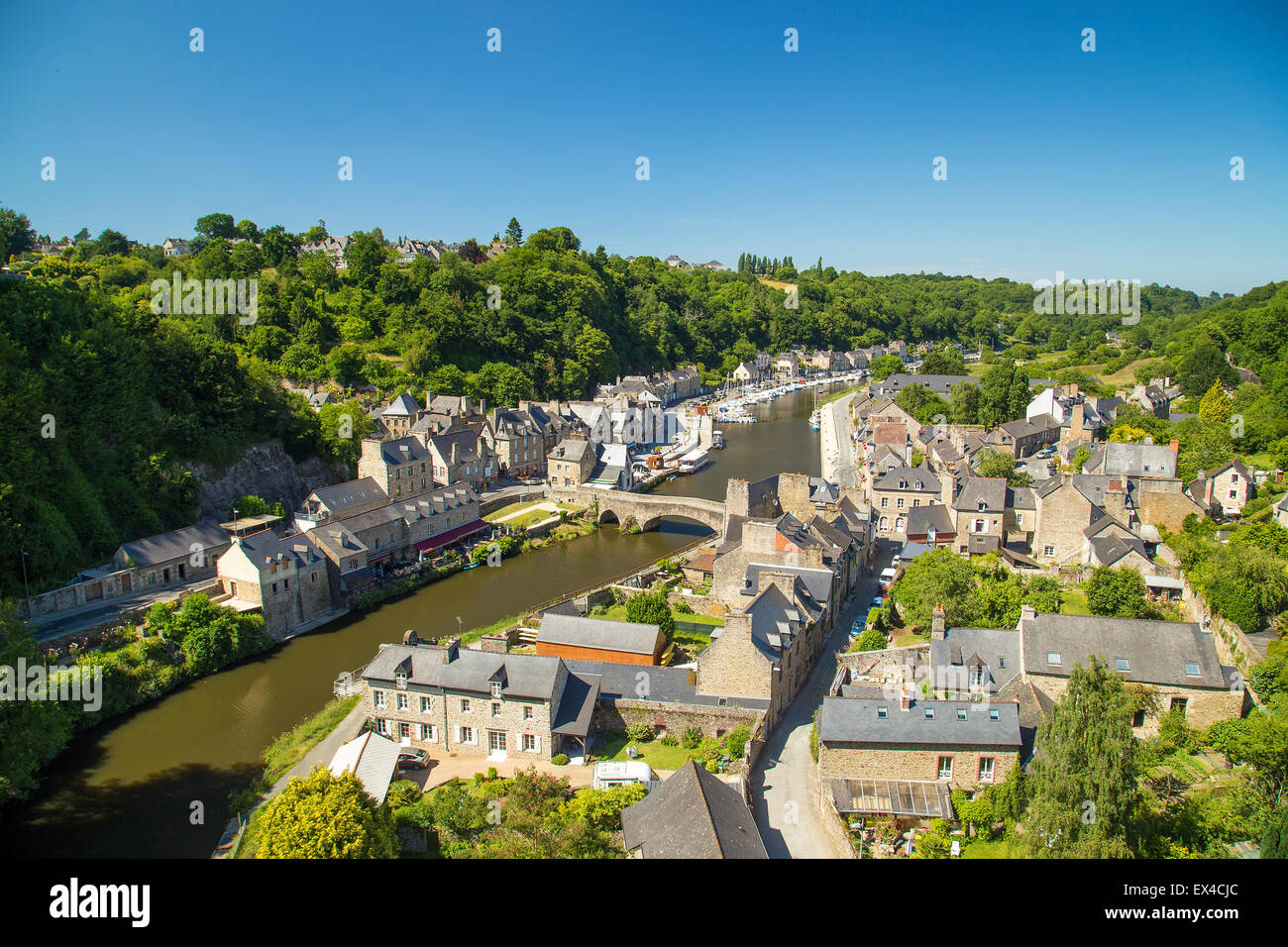 Hafen von Dinan auf dem Fluss Rance in der nördlichen Bretagne, Frankreich, zeigt den alten Häusern und den Fluss. Stockfoto