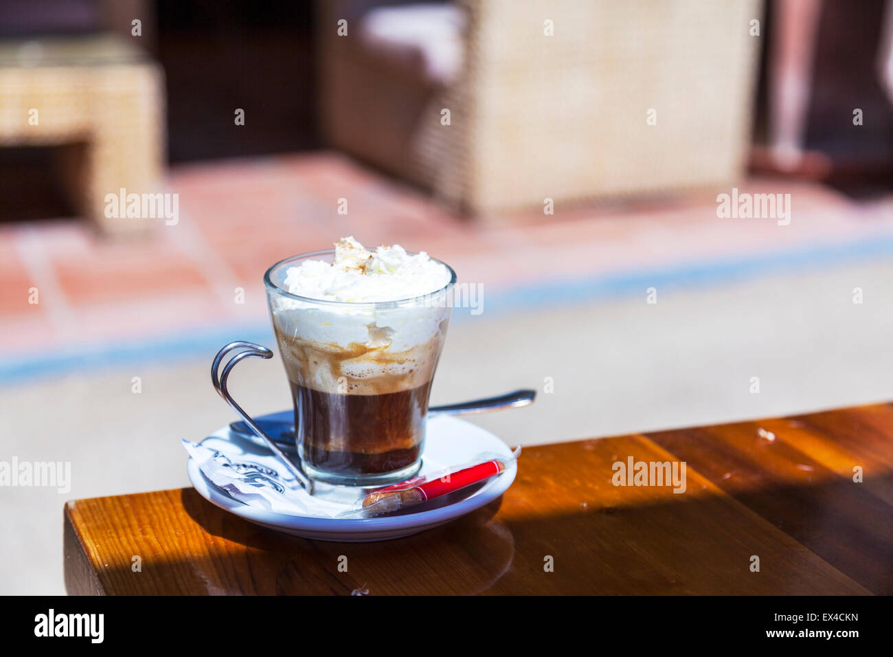 Sahne Kaffee und Cappuccino trinken Koffein-Getränke-Espresso-Latte und Keks in Glasschale Stockfoto