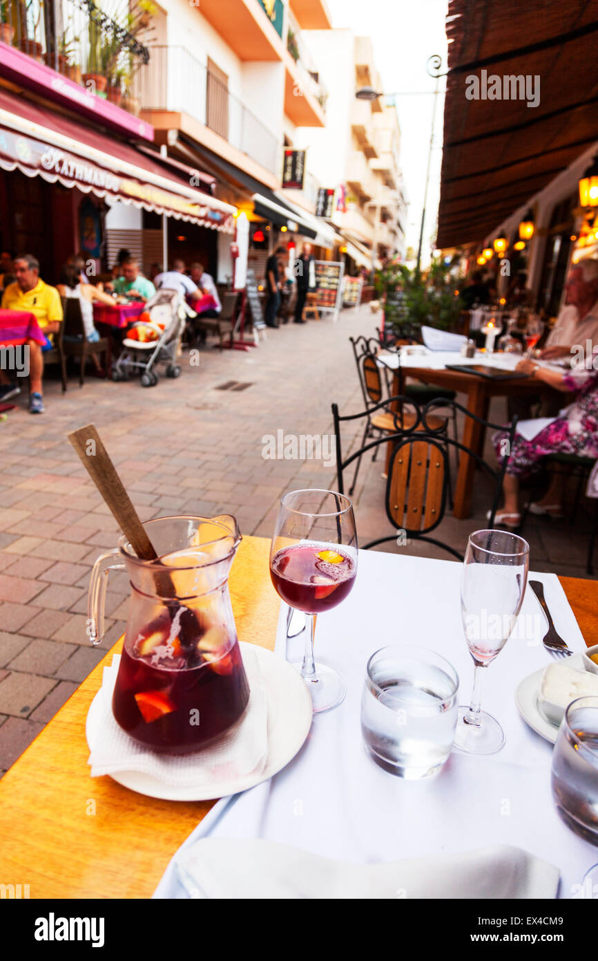 Im spanischen traditionellen Krug Sangria trinken Alkohol alkoholischen Wein Spanien Stockfoto