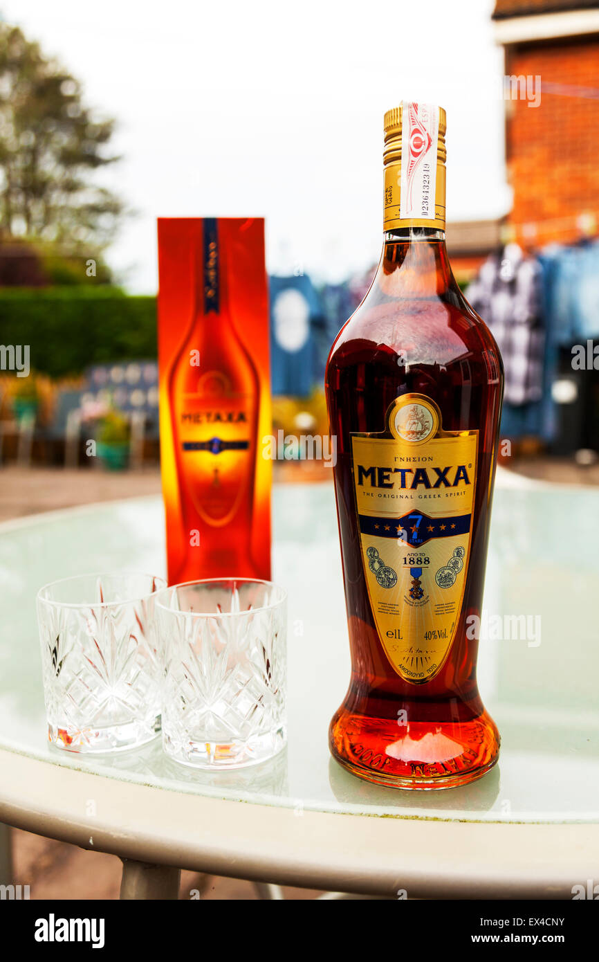 METAXA griechischer brandy 7 Sterne sieben Sterne, die Alkohol Geist  Geister Griechenland Herkunft Flaschenbox trinken machen Stockfotografie -  Alamy