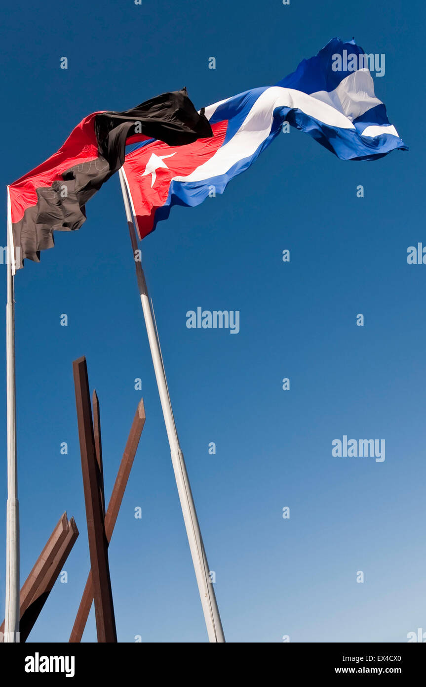Vertikale Ansicht der Nationalflagge Kubas und der revolutionären Flagge in Santiago De Cuba auf dem Revolutionsplatz Antonio Maceo Stockfoto