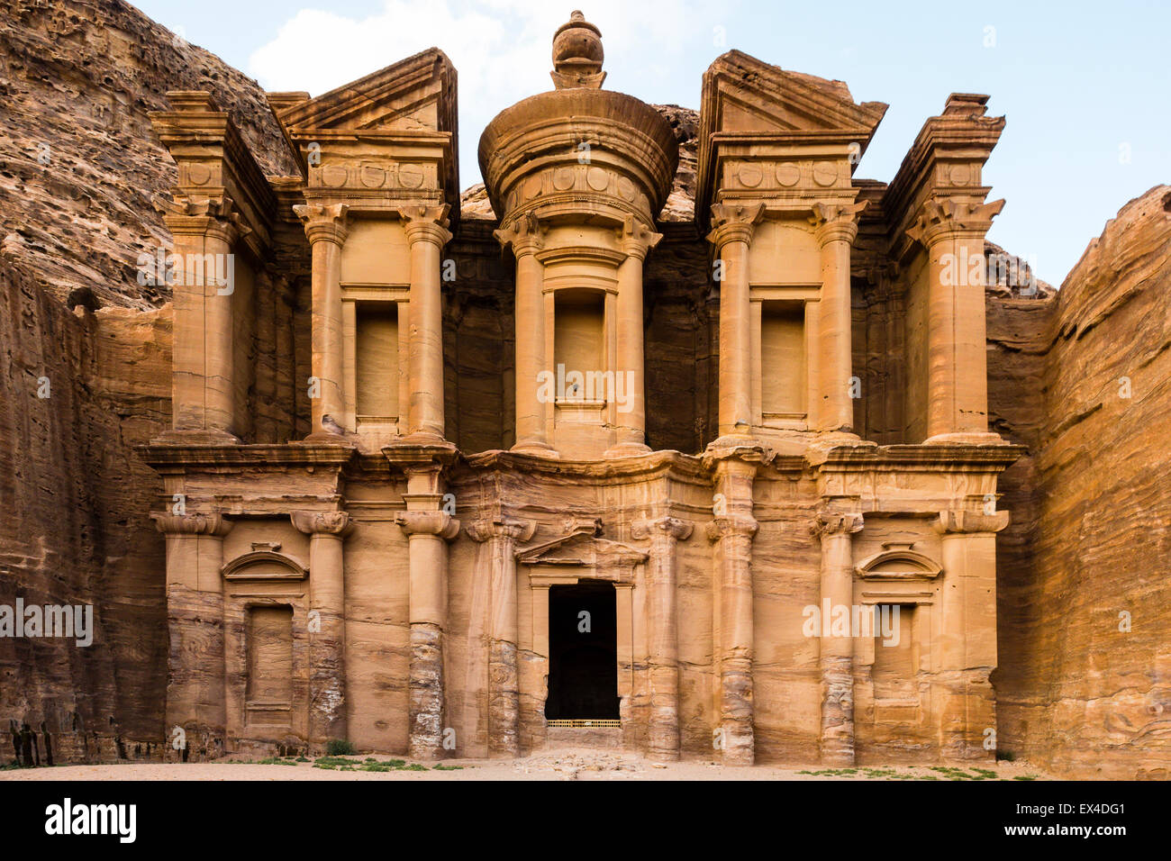 Petra, Jordanien. Geradeaus weiter Blick auf das Kloster in Petra. Stockfoto