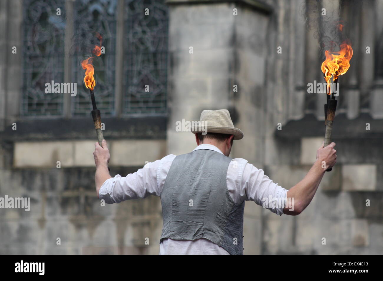 A Street Performer unterhält eine Menschenmenge auf dem Edinburgh Festival, August 2014. Stockfoto