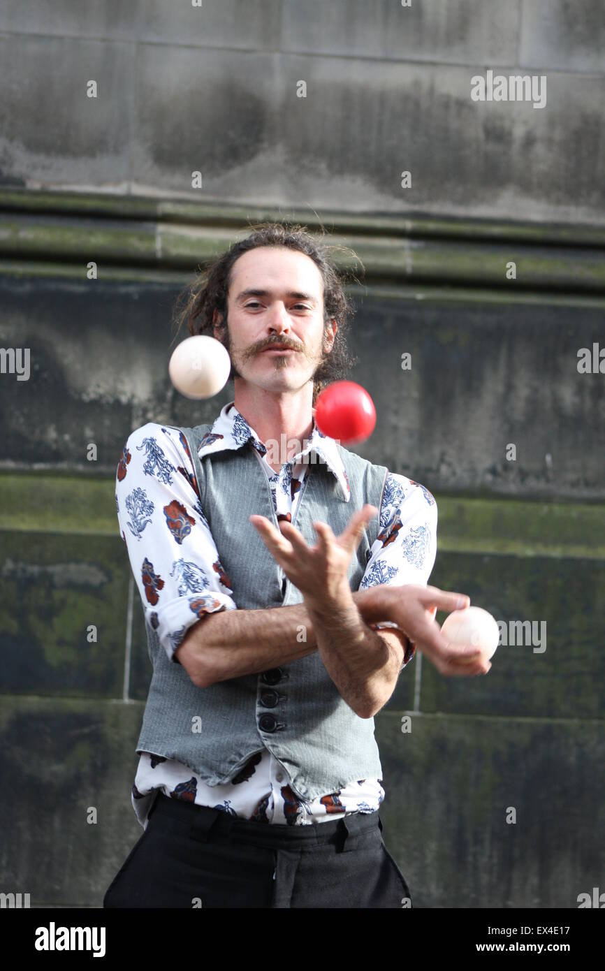 Ein Jongleur unterhält das Publikum während des Edinburgh Festival Fringe. Stockfoto