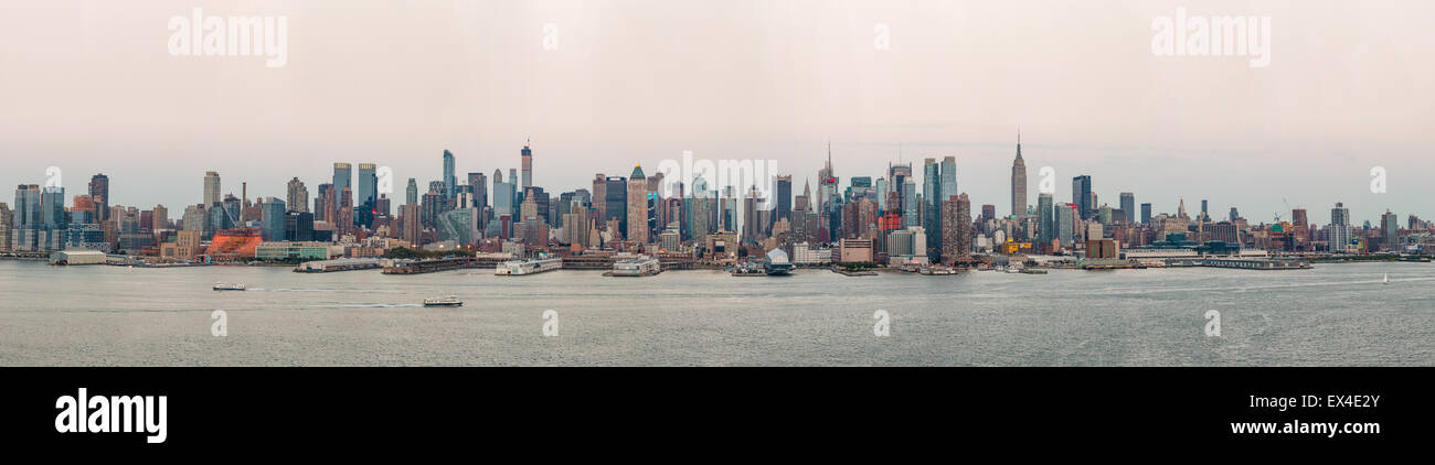 Panoramablick auf die Skyline von Manhattan mit dicht gepackt Wolkenkratzer Stockfoto