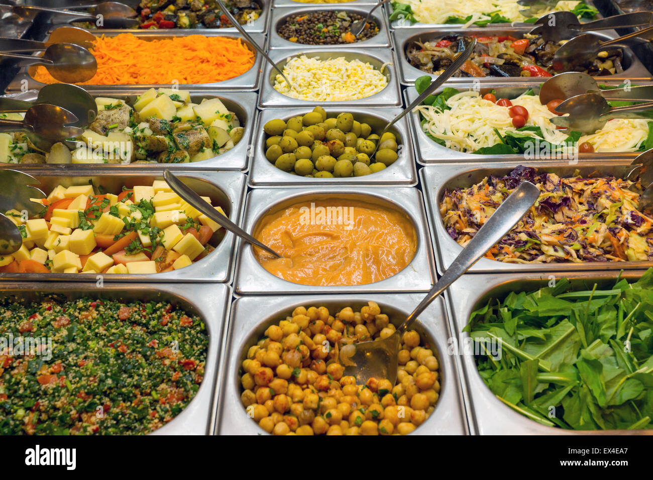 Eine bunte Vielfalt an Salate am buffet Stockfoto