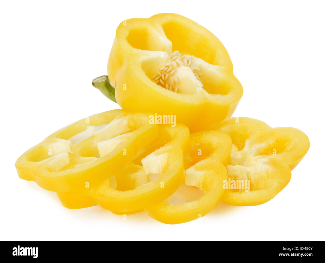 gelbe Paprika Scheiben auf dem weißen Hintergrund isoliert. Stockfoto