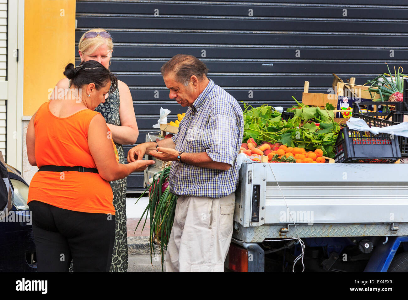 Frau kaufen frisches Obst und Gemüse aus einem Straßenhändler, Sizilien, Italien Stockfoto
