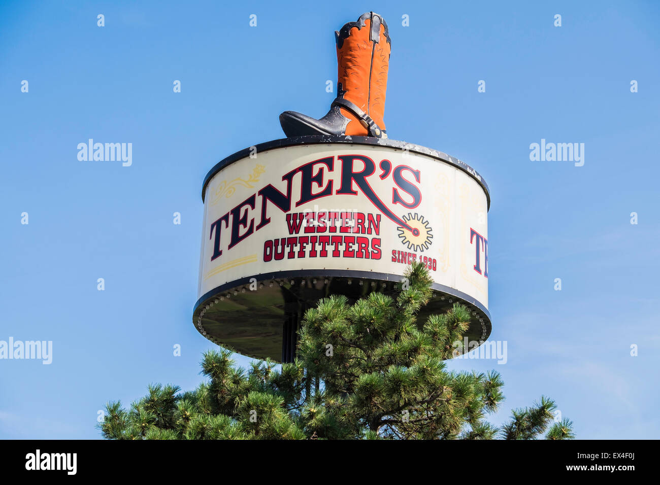 Ein Pol-Zeichen mit einem Cowboy-Stiefel Anzeigen Werbung Tener Western Outfitters in Oklahoma City, Oklahoma, USA. Stockfoto