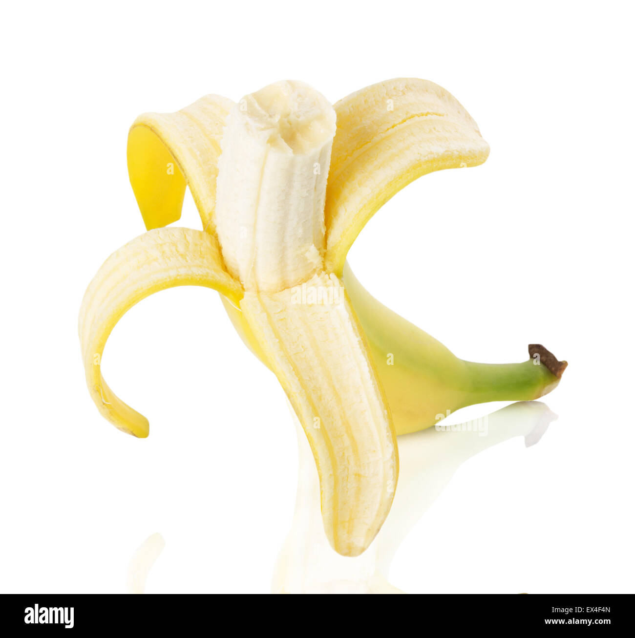 Geschälte Banane auf weißem Hintergrund. Stockfoto