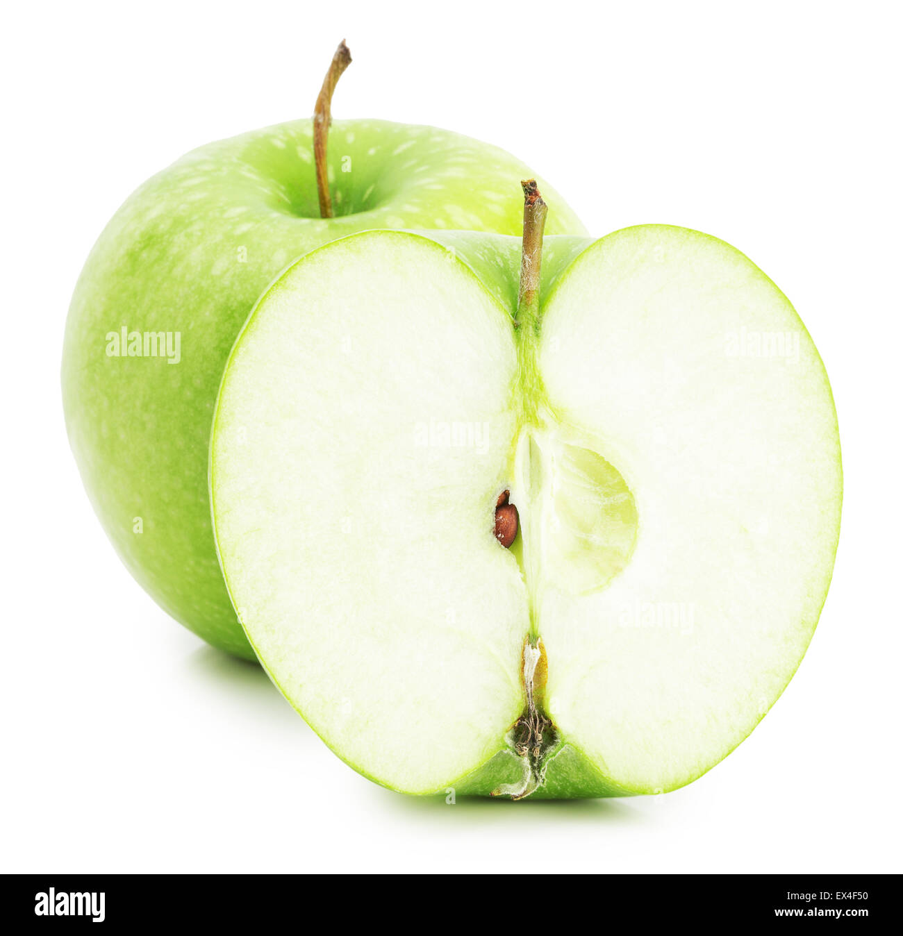 Grüner Apfel mit der Hälfte der Apfel auf dem weißen Hintergrund isoliert. Stockfoto