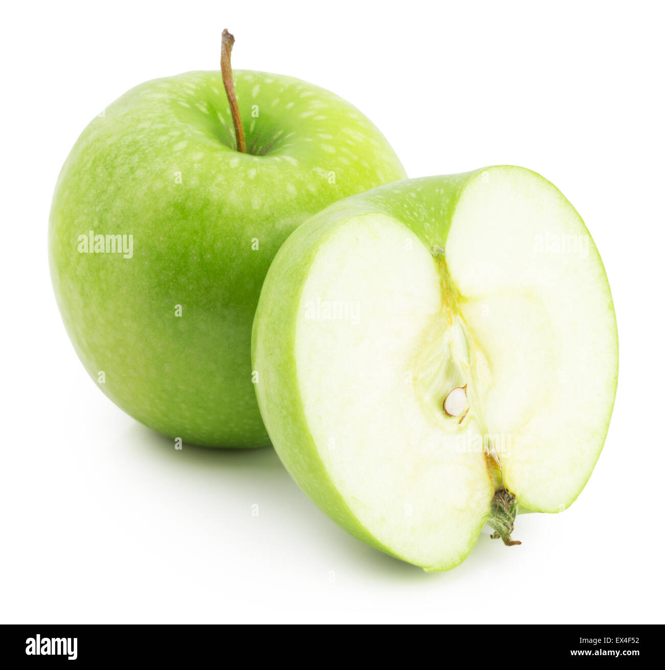 Grüner Apfel mit Scheibe auf dem weißen Hintergrund isoliert. Stockfoto