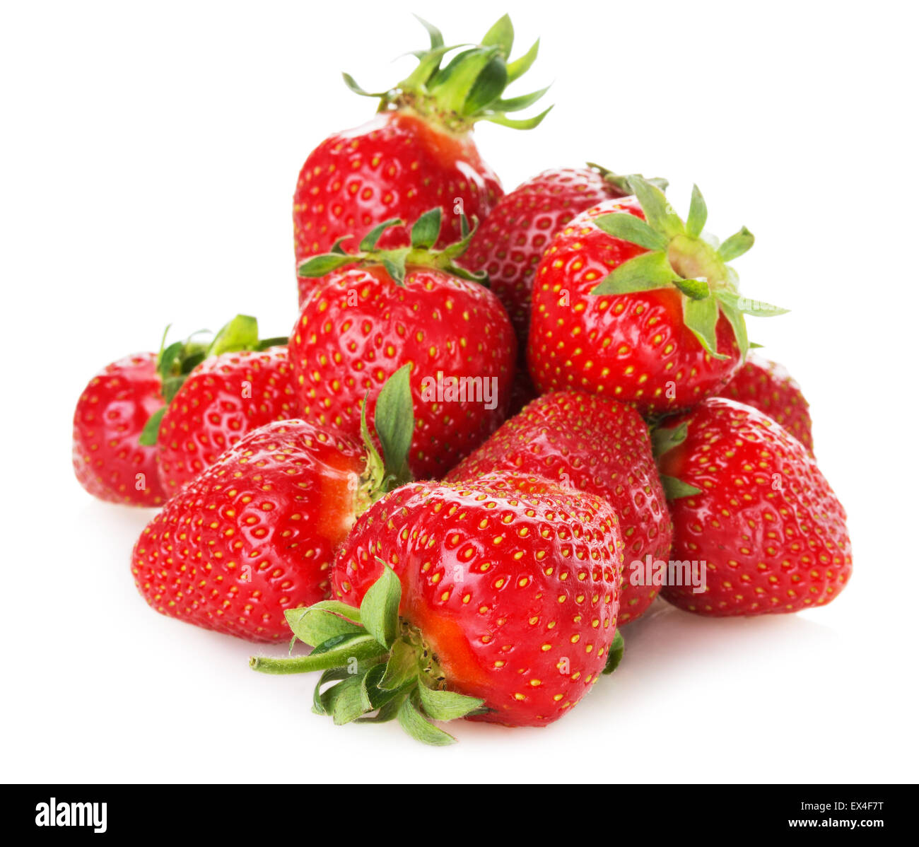 Haufen von Erdbeeren auf dem weißen Hintergrund isoliert. Stockfoto