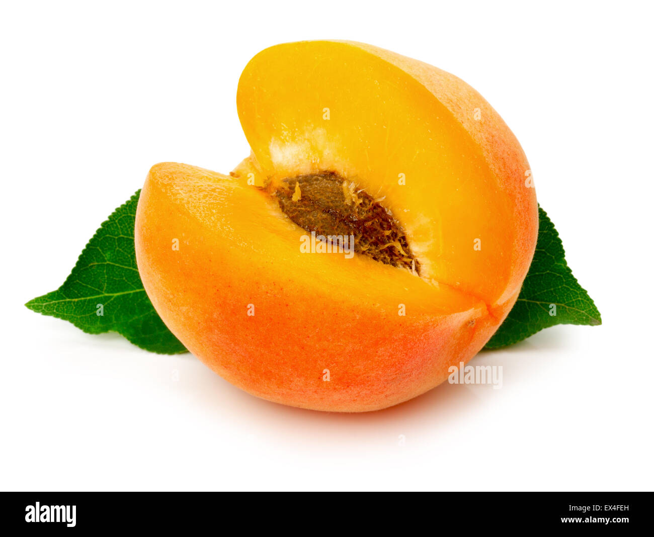 leckere Reife Aprikosen auf dem weißen Hintergrund. Stockfoto