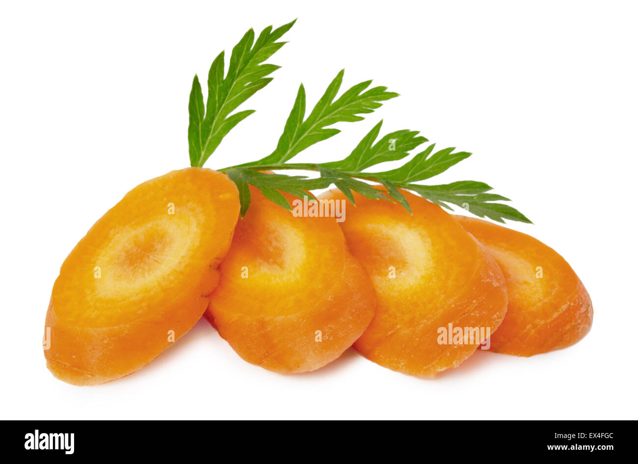 in Scheiben geschnittenen Karotten auf einem weißen Hintergrund. Stockfoto
