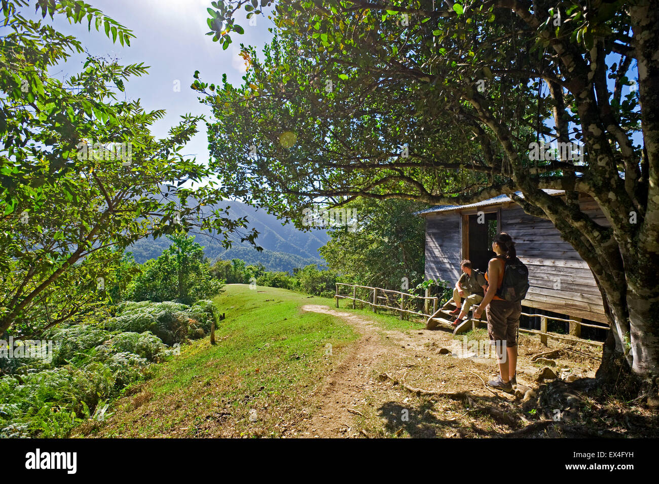 Horizontale Ansicht von Touristen auf dem Gefechtsstand im Nationalpark Turquino, Kuba. Stockfoto