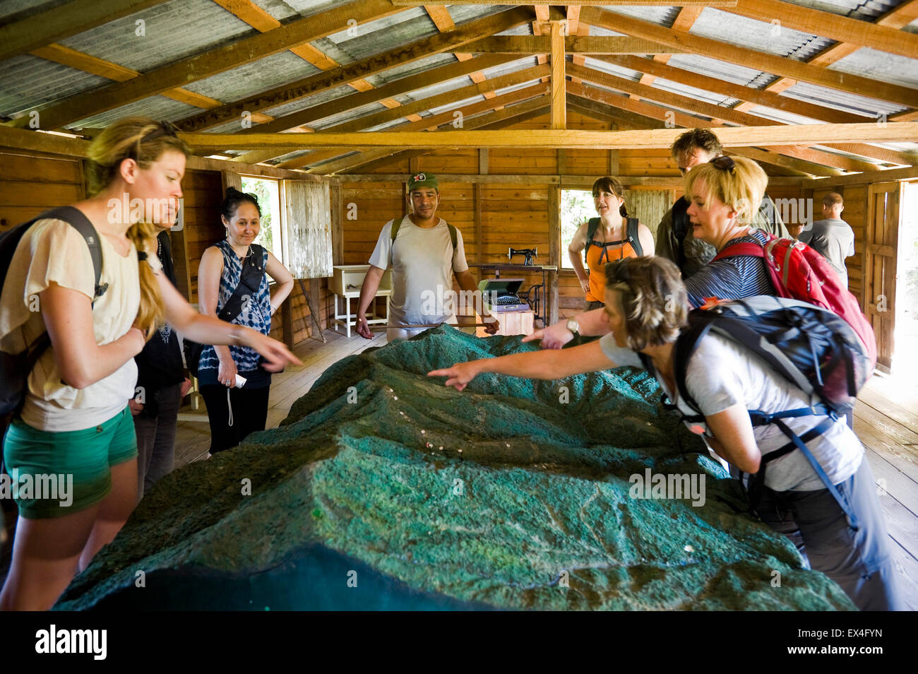 Horizontale Ansicht von Touristen in die Rebel Gefechtsstand im Nationalpark Turquino, Kuba. Stockfoto