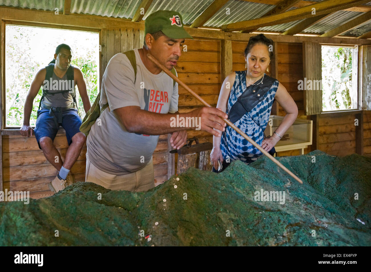 Horizontale Ansicht von Touristen in die Rebel Gefechtsstand im Nationalpark Turquino, Kuba. Stockfoto