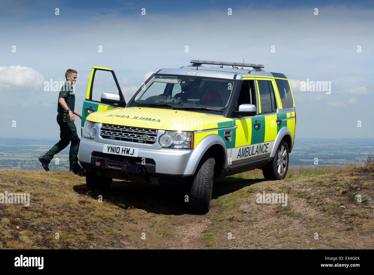 West Midlands Ambulance Service Land Rover Rettungsfahrzeug auf dem Hügel Wrekin in Shropshire Stockfoto