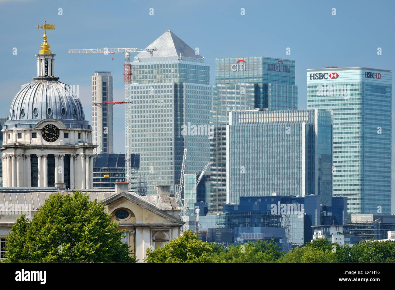 Royal Naval College in Greenwich, London, Canary Wharf Gebäude hinter Stockfoto