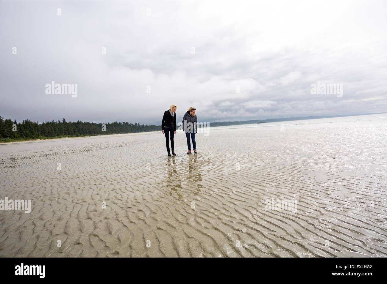 Kanada, British Columbia, Vancouver Island, Pazifik, Pacific Rim National Park Reserve, 2 Frauen auf der Suche nach Muscheln Stockfoto