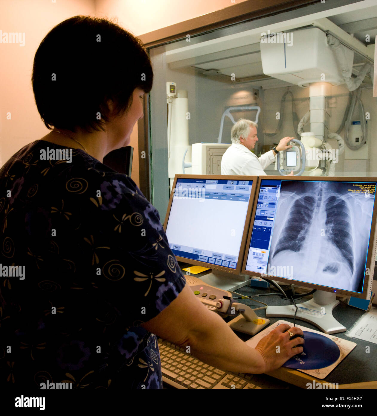 Radiologe mit digitale Röntgen-Maschine Stockfoto