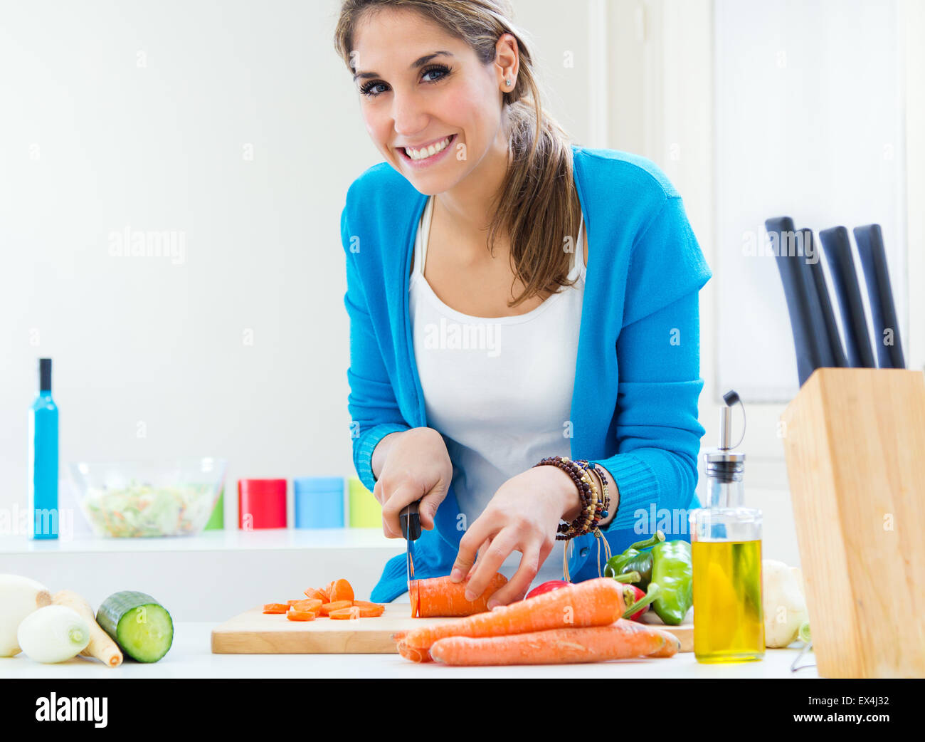 Porträt von ziemlich junge Frau, die kochen zu Hause Stockfoto