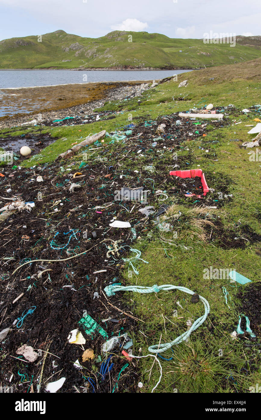 Müll (Treibgut) gewaschen an Land vom Atlantik, darunter viele plastische Objekte auf dem Festland, Shetlandinseln Stockfoto