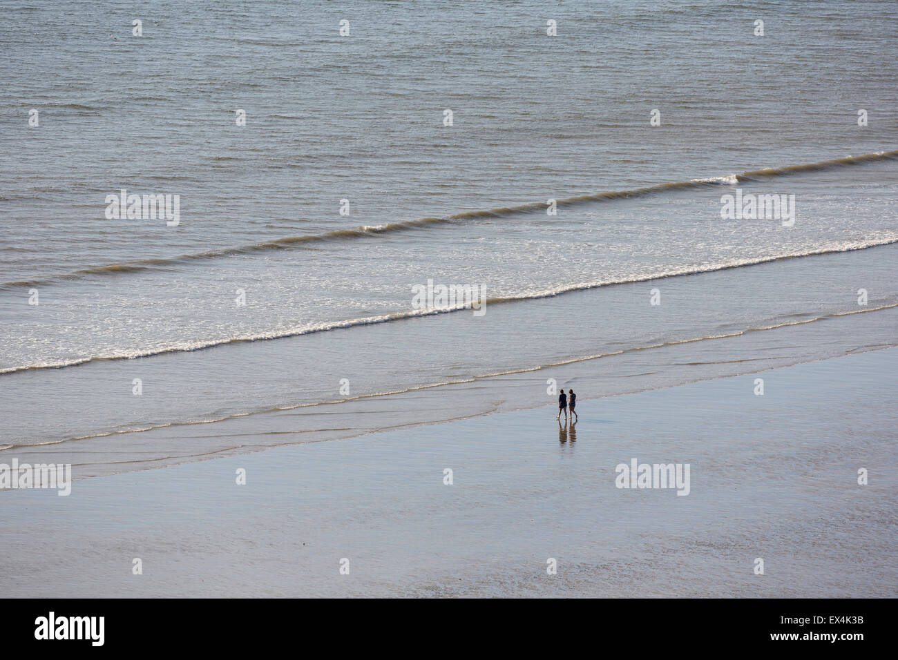 Zwei Personen an einem einsamen Strand, Rhossili, Gower, South Wales Stockfoto