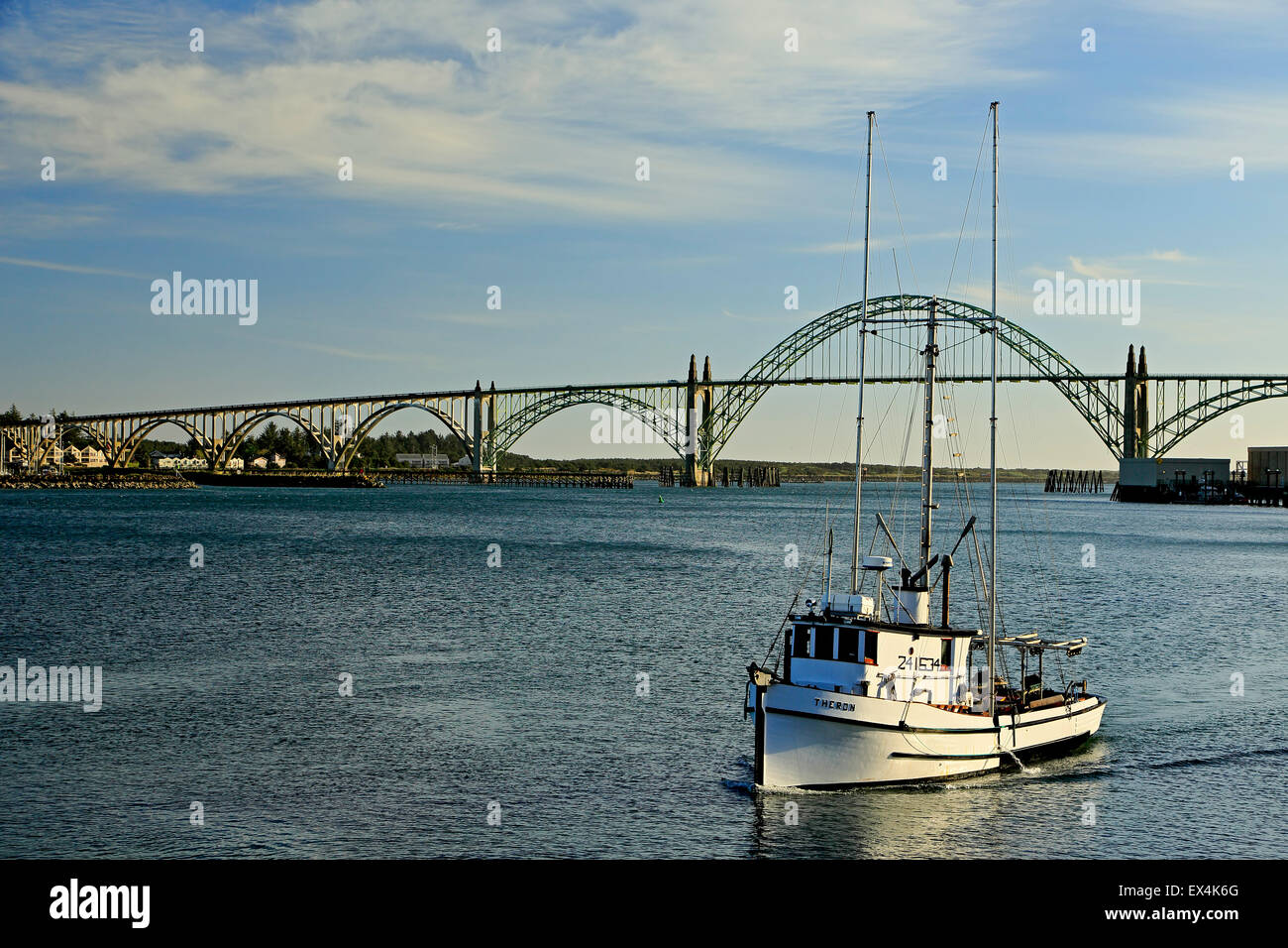 Angeln, Boot und Yaquina Bay Bridge, Newport, Oregon USA Stockfoto