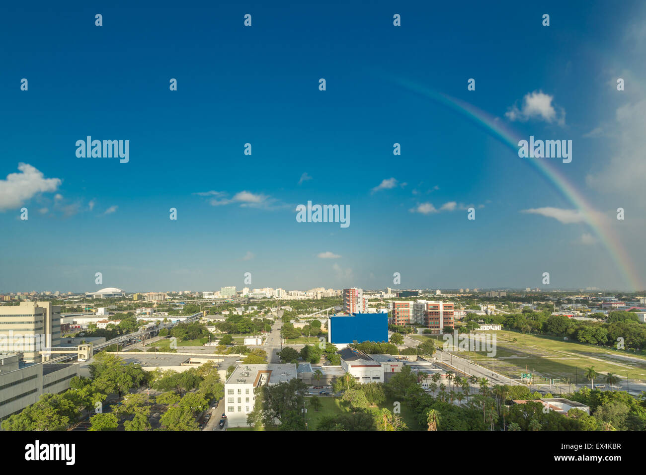 Luftbild von der Innenstadt von Miami, Florida, zeigen die bunten Hochhäuser und dichten Gebäuden Stockfoto