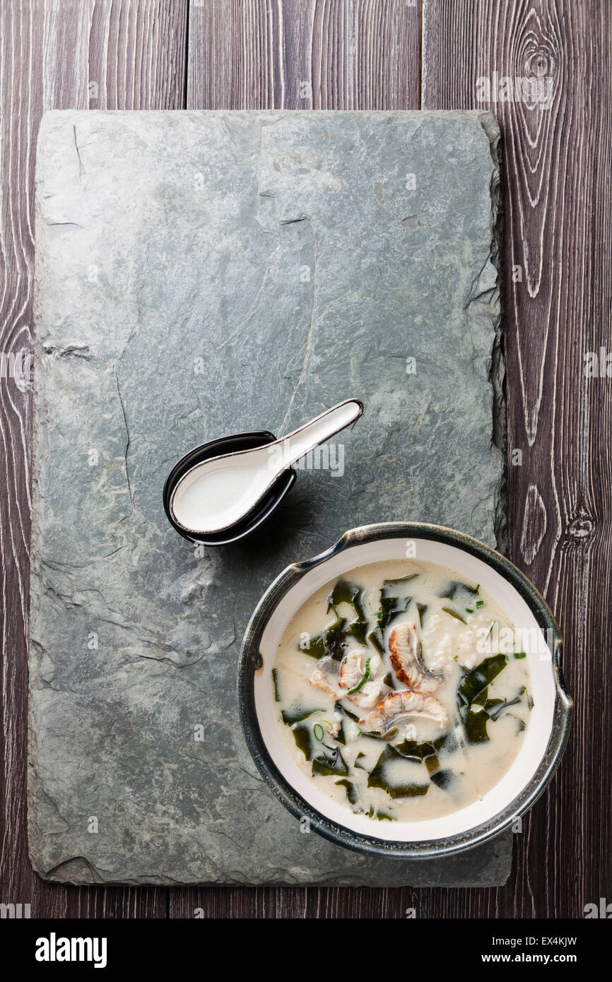 Cremige Suppe mit Aal und Löffel auf Stein Schiefer Hintergrund Stockfoto